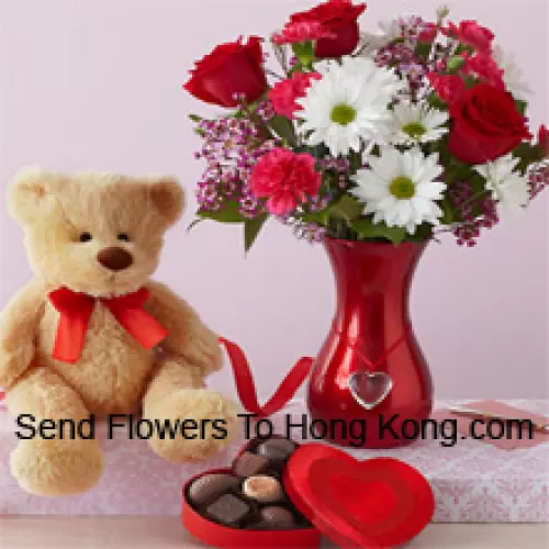 Roses rouges et gerberas blancs avec des fougères dans un vase en verre accompagnés d'un mignon ours en peluche brun de 12 pouces de hauteur et d'une boîte de chocolats importée
