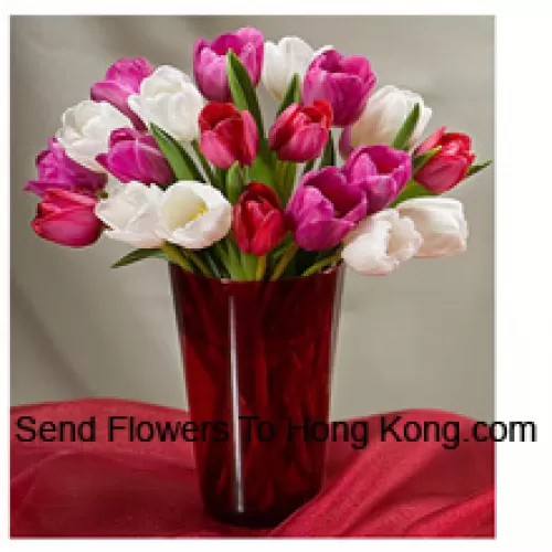 Tulipes colorées mélangées avec des remplisseurs saisonniers dans un vase en verre - Veuillez noter que en cas de non disponibilité de certaines fleurs saisonnières, celles-ci seront substituées par d'autres fleurs de même valeur