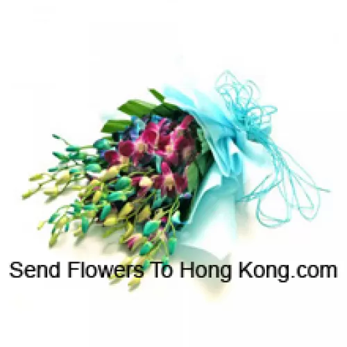 Un magnifique bouquet de main d'orchidées pourpres avec des garnitures saisonnières