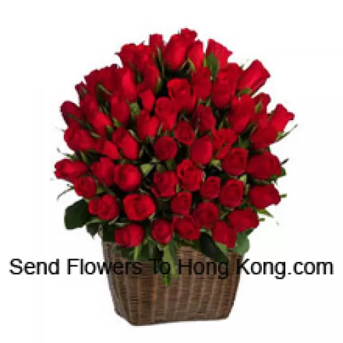 Un grand panier de 75 roses rouges avec des remplissages saisonniers