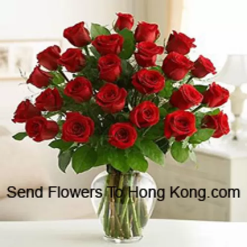 24 Roses Rouges Avec Quelques Fougères Dans Un Vase en Verre
