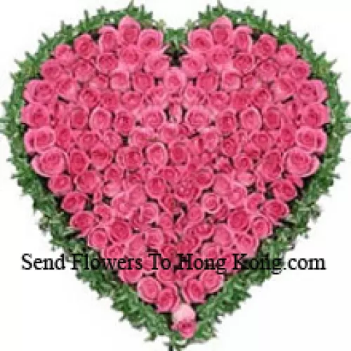Arrangement en forme de cœur de 100 roses roses
