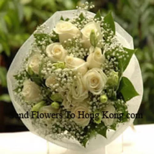Bouquet de 12 roses blanches avec des remplissages