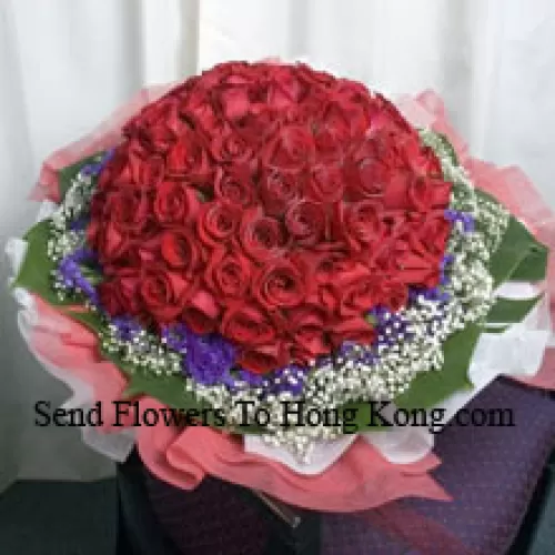 Bouquet de 100 roses rouges avec des remplisseurs