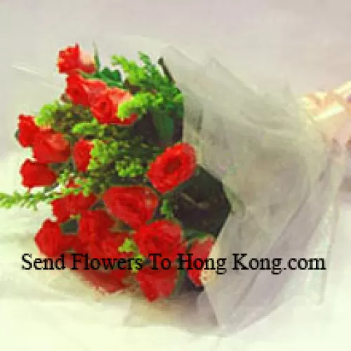 Bouquet de 12 roses rouges avec des garnitures