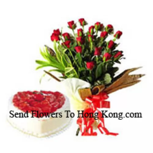 Bouquet de 24 roses rouges avec un gâteau en forme de cœur à l'ananas de 1 kg