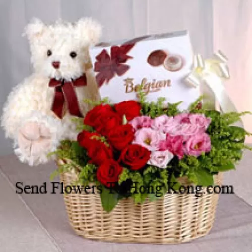 Panier de roses rouges et roses, une boîte de chocolat et un mignon ours en peluche