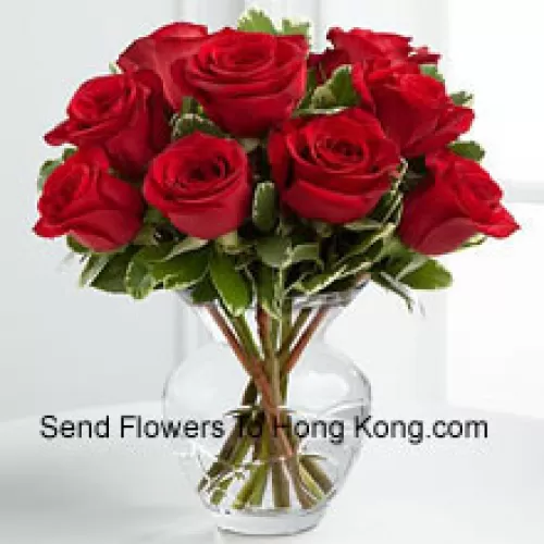10 Roses Rouges avec quelques Fougères dans un Vase