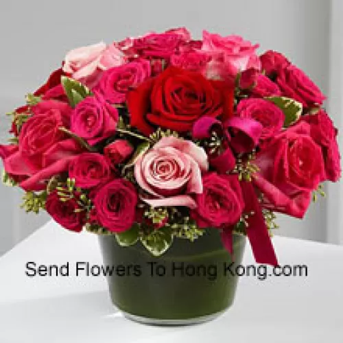Un magnifique panier de roses rouges, roses foncées et roses claires. Ce panier contient au total 24 roses.